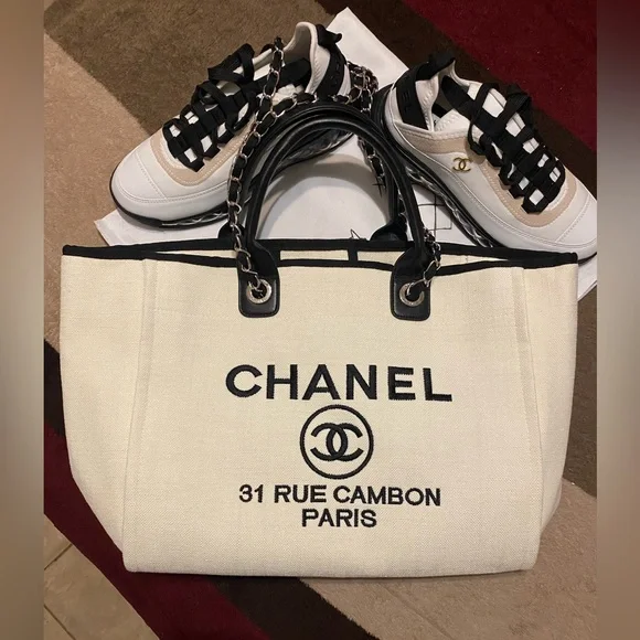 ❌SOLD❌ Gently Used! Excellent Condition Authentic Large CHANEL White Black Tote - Picture 1 of 16